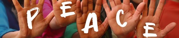 verschiedene Handflächen und darüber der Schriftzug 'Peace'