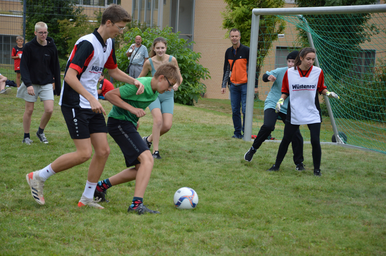 Fußballspielende Jugendliche