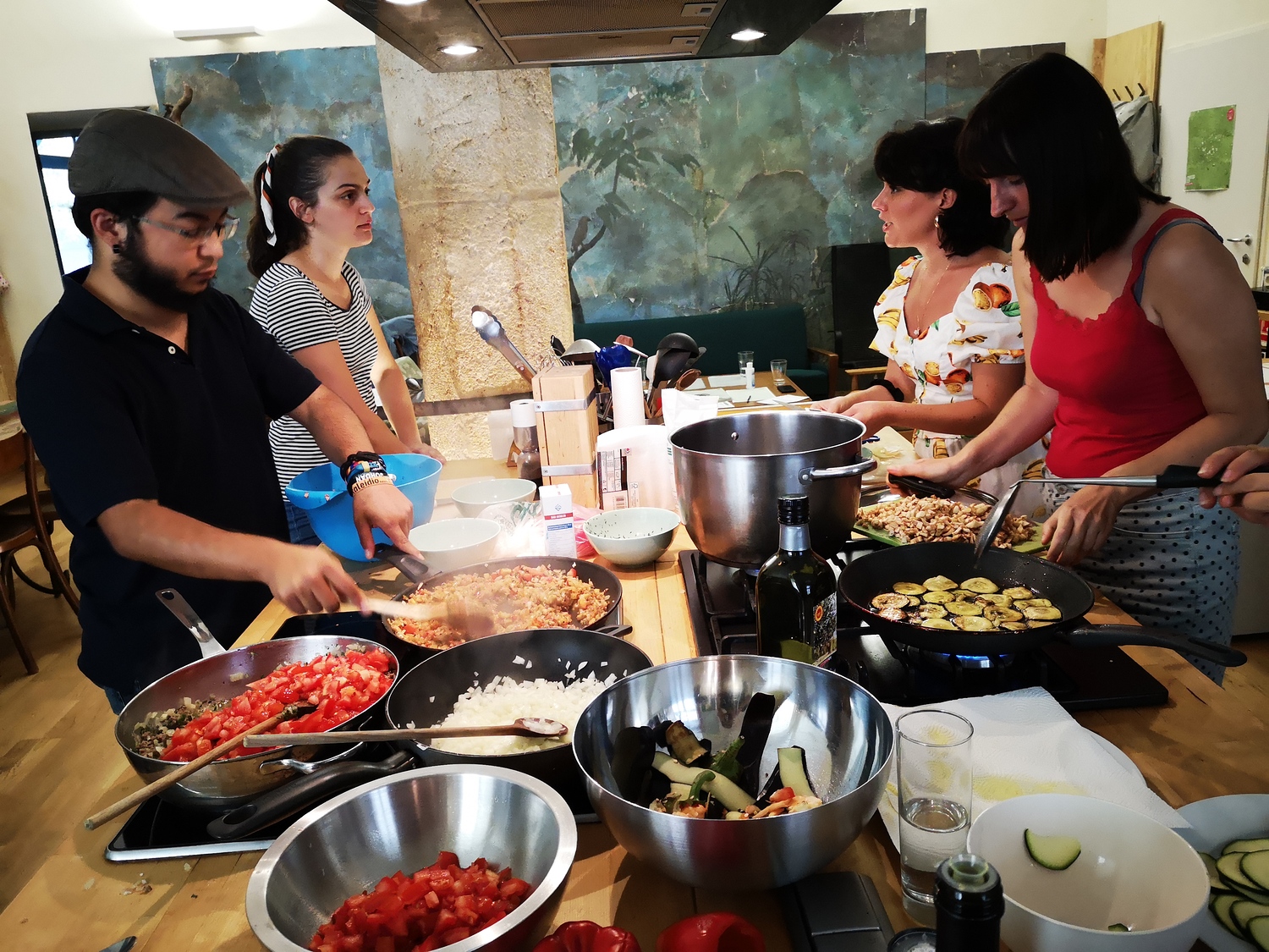 Jugendliche beim Kochen