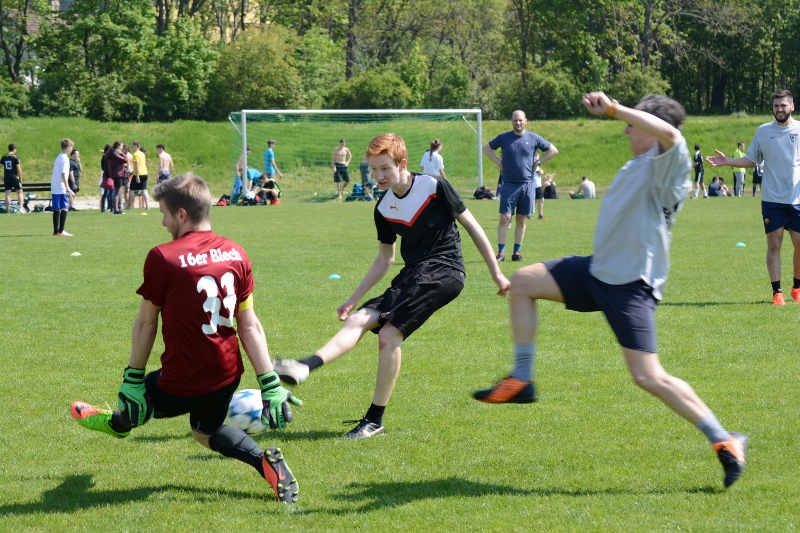 Fußballspielende Jugendliche