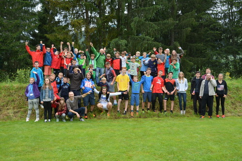 Gruppenfoto Teilnehmer: innen bei einem Jugendcamp