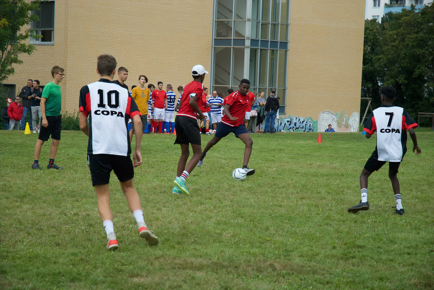 Fußballspielende Jugendliche