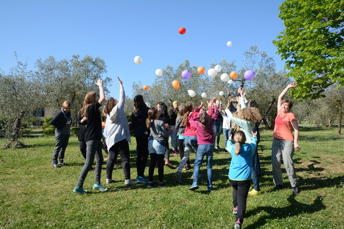 Mädchen beim Spielen mit Lufballons