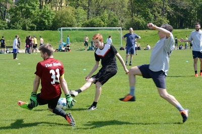 Fußballspielende Jugendliche