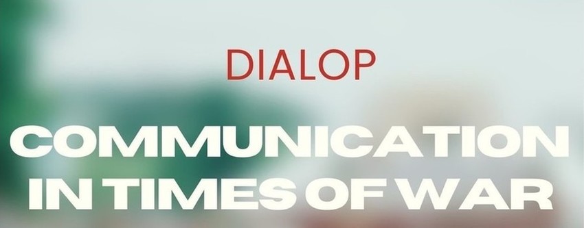 Schriftzug der Veranstaltung 'Dialop' in Rot auf grün-weißem Hintergrund