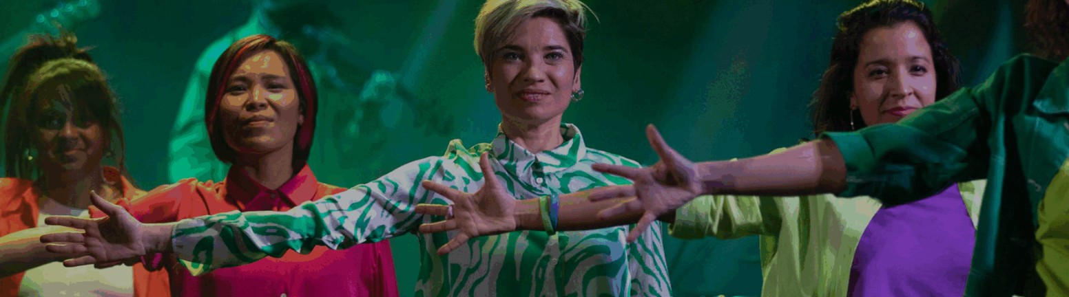 Sängerinnen den Band Genverde bei einem Tanz