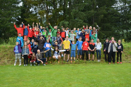 Gruppenfoto winkende Jugendliche
