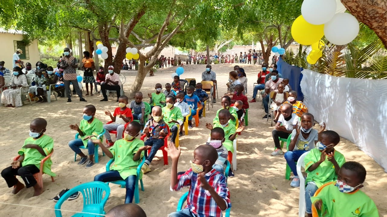 Foto mit Kindern und Jugendlichen des vom Run4unity unterstützten Sozialprojekts