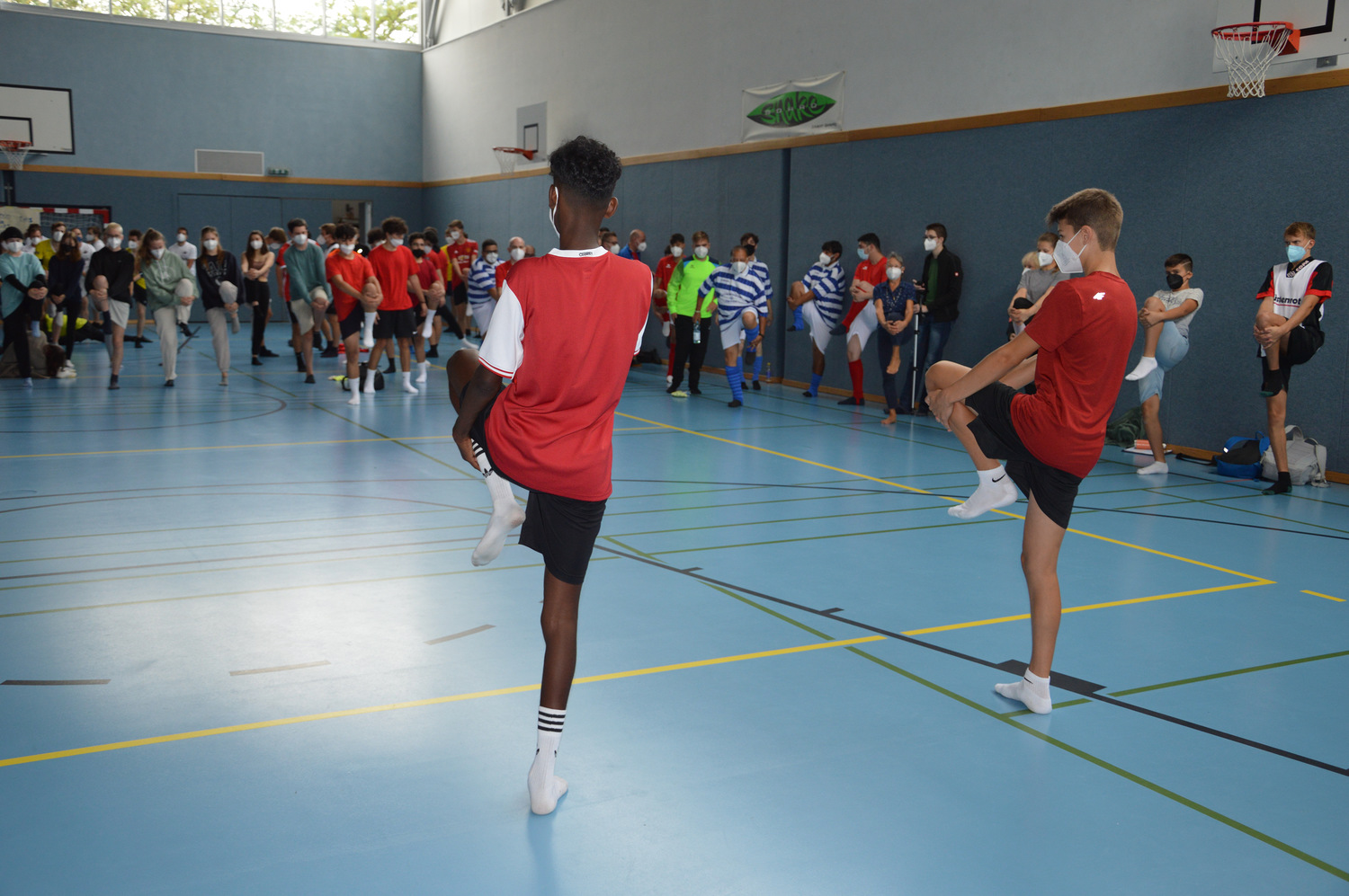 Jugendliche in Turnhalle bei Sportübungen