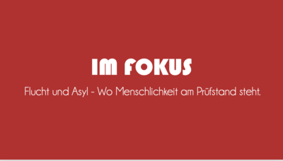Roter Flyer mit weißem Schriftzug 'Im Fokus'