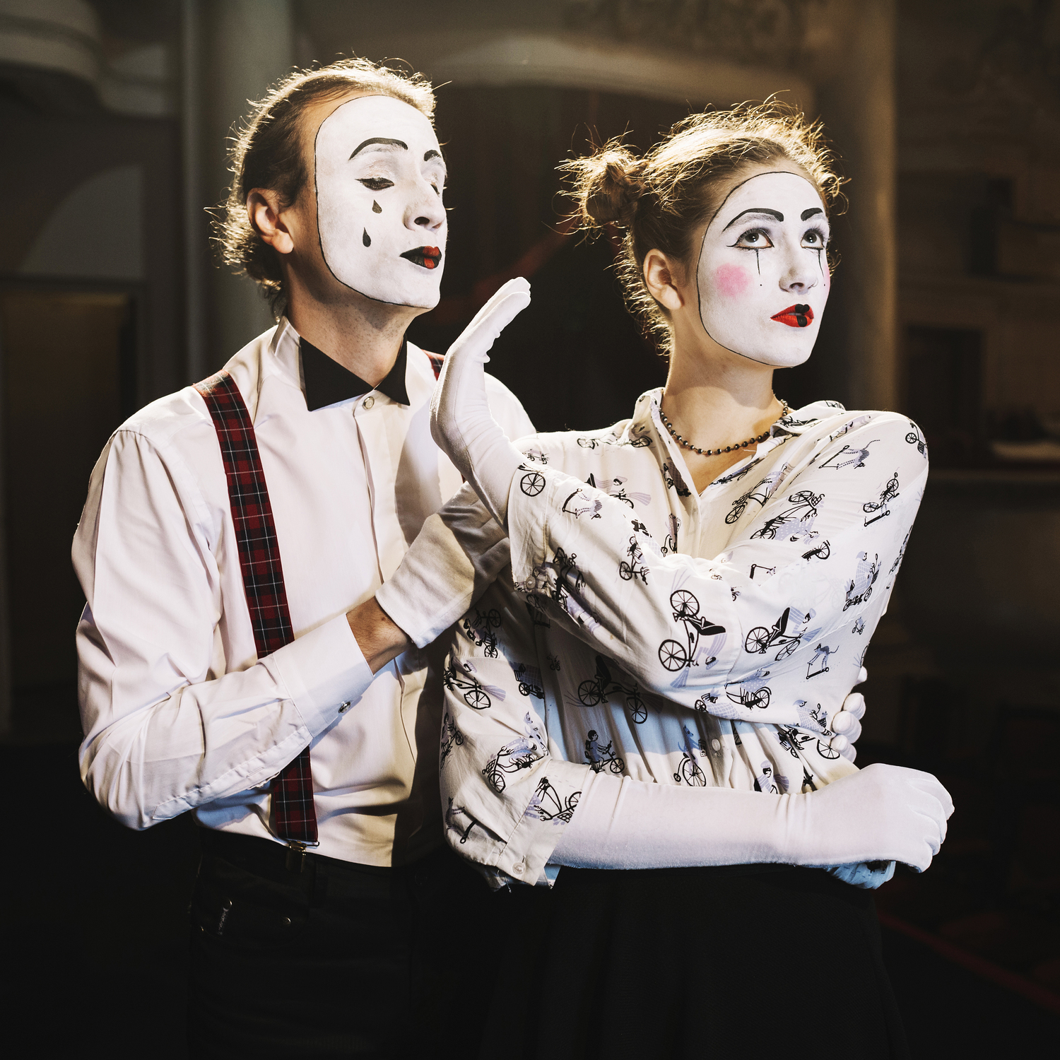 zwei Pantomime mit weißem Gesicht