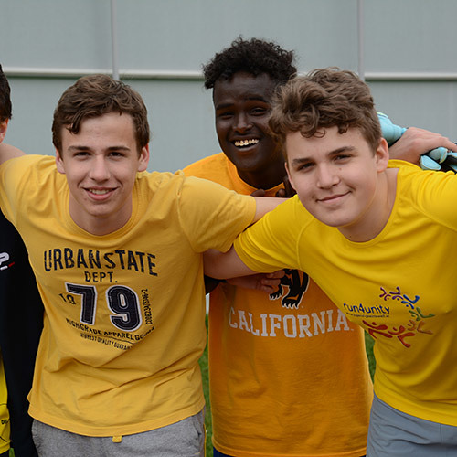 Drei lachende Burschen 