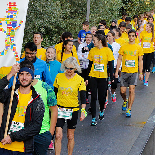 Eine Gruppe von Läufern auf dem Weg zum Start des Graz Marathon